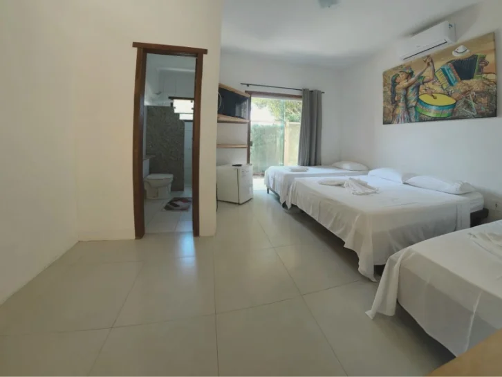 Apartamento com cama de casal e ar-condicionado na pousada em Itaúnas