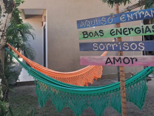 Área verde e jardim da pousada em Itaúnas