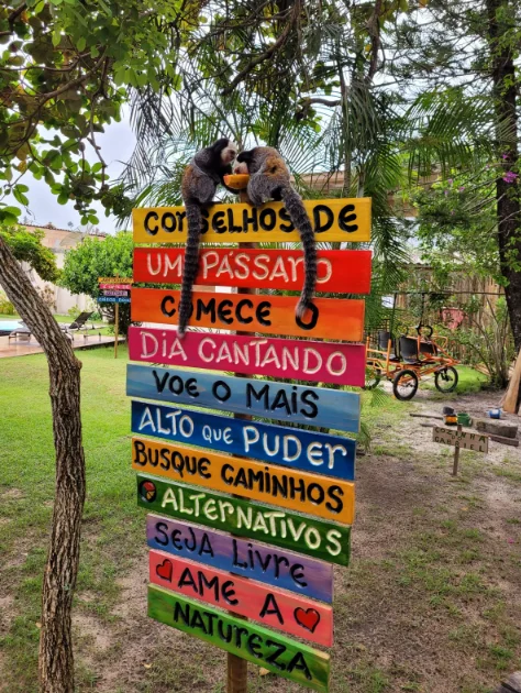 Área verde e jardim da pousada em Itaúnas