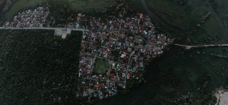 Vila de Itaúnas e o rio Itaúnas
